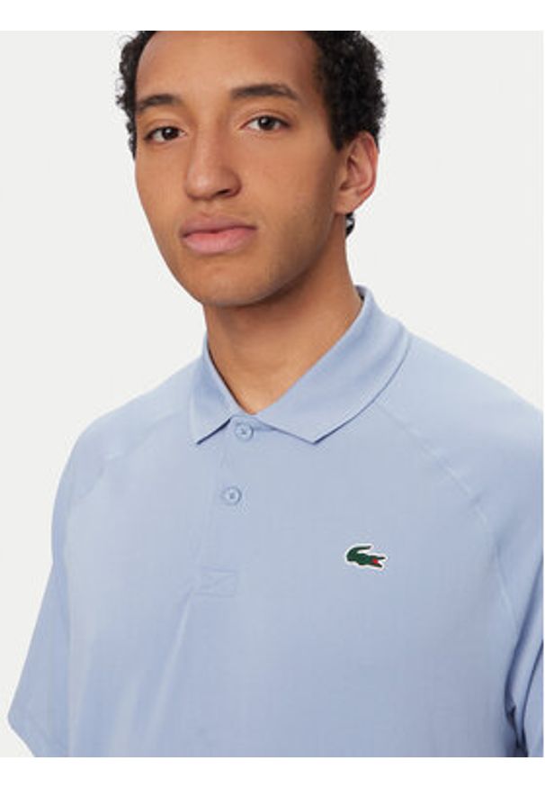 Lacoste Polo DH0159 Niebieski jasny Regular Fit. Typ kołnierza: polo. Kolor: niebieski. Materiał: syntetyk