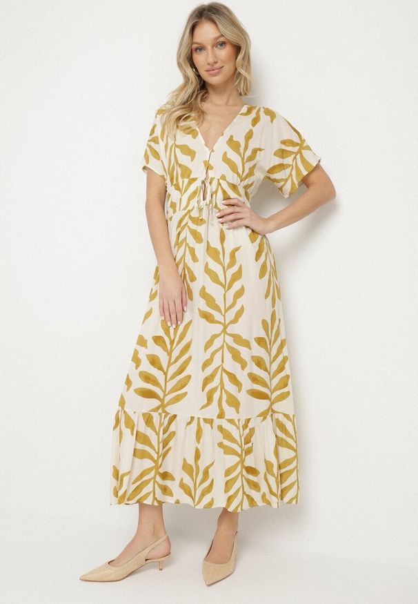Born2be - Żółta Sukienka z Wiskozy Ozdobiona Liśćmi Erisola. Okazja: na co dzień. Typ kołnierza: dekolt w kształcie V. Kolor: żółty. Materiał: wiskoza. Wzór: aplikacja. Styl: casual, elegancki