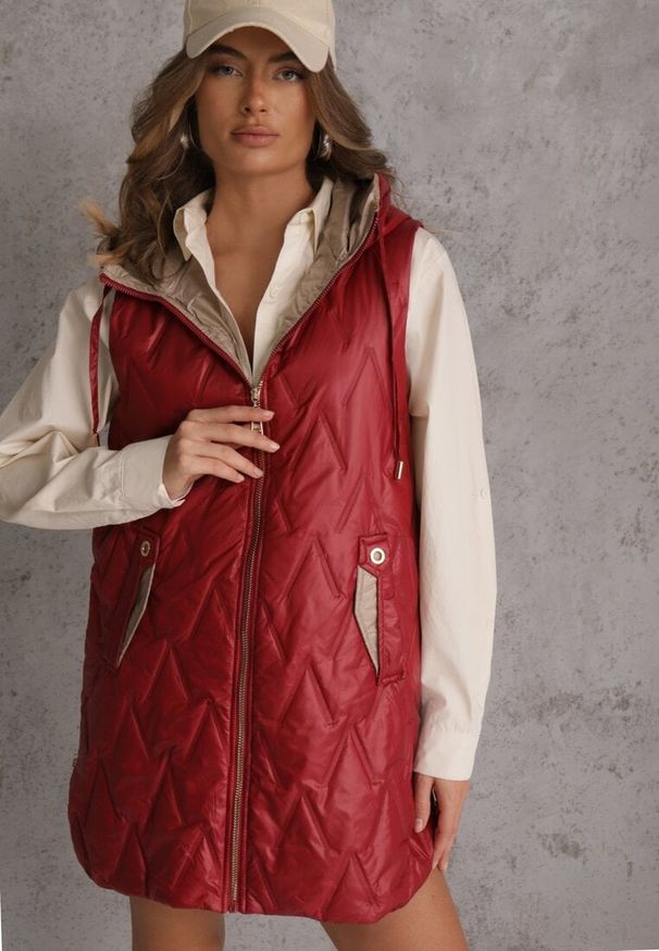 Renee - Czerwona Długa Kamizelka Pikowana z Nieodpinanym Kapturem Semaea. Kolor: czerwony. Materiał: prążkowany, jeans. Długość: długie. Styl: street