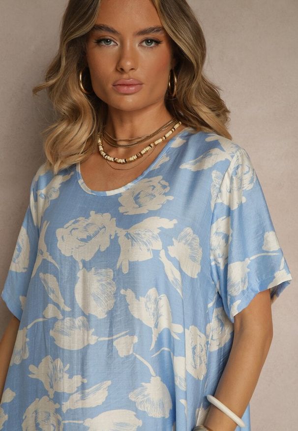 Renee - Jasnoniebieska Sukienka Pudełkowa z Wiskozy w Kwiaty Aranolia. Okazja: na co dzień. Typ kołnierza: dekolt w serek. Kolor: niebieski. Materiał: wiskoza. Wzór: kwiaty. Typ sukienki: proste. Styl: casual, elegancki