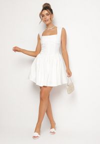 Born2be - Biała Rozkloszowana Sukienka Ozdobiona Kwadratowym Dekoltem Halelira. Okazja: na co dzień. Typ kołnierza: dekolt kwadratowy. Kolor: biały. Wzór: aplikacja. Typ sukienki: rozkloszowane, proste. Styl: klasyczny, casual, elegancki #4