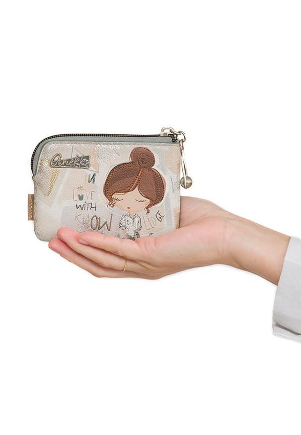 Portfel damski Anekke, z ozdobnym nadrukiem i metalowym logo zapinany na zamek błyskawiczny idealny na monety karty i drobne dokumenty kompaktowy for. Kolor: szary. Wzór: nadruk