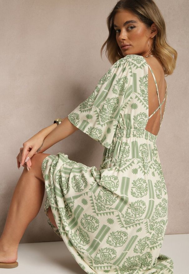 Renee - Zielono-Kremowa Sukienka Boho Rozkloszowana z Wiskozy z Odkrytymi Plecami Tuvria. Okazja: na co dzień. Typ kołnierza: dekolt w kształcie V. Kolor: zielony. Materiał: wiskoza. Typ sukienki: rozkloszowane. Styl: boho