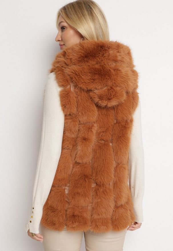 Born2be - Brązowa Kamizelka Futrzana z Kapturem Sophal. Typ kołnierza: kaptur. Kolor: brązowy. Materiał: futro