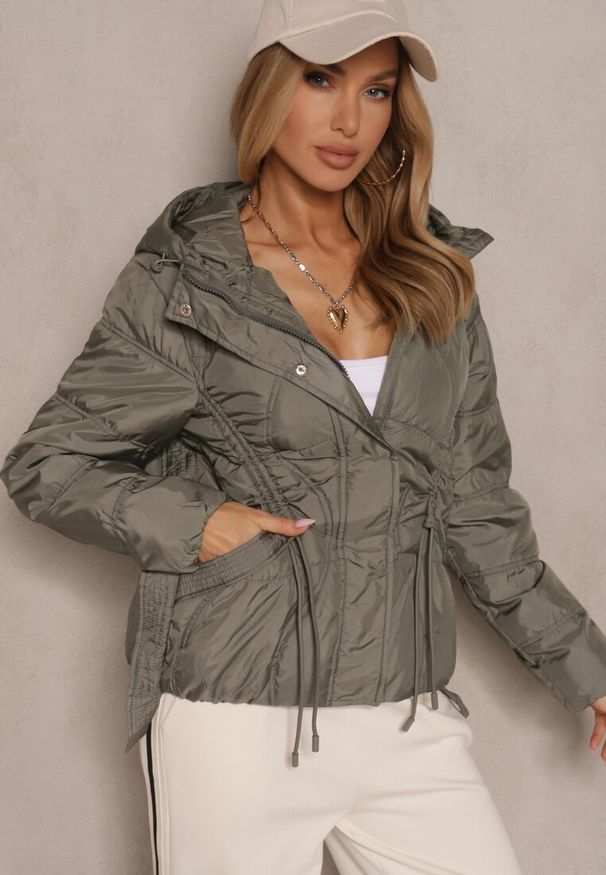 Renee - Zielona Kurtka z Kapturem Sznurkami i Ozdobnymi Przeszyciami Karedia. Okazja: na co dzień. Typ kołnierza: kaptur. Kolor: zielony. Materiał: jeans. Styl: sportowy, casual