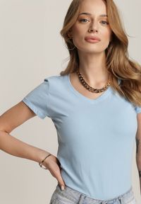Renee - Jasnoniebieski T-shirt Adranna. Kolor: niebieski. Materiał: bawełna, dzianina. Długość rękawa: krótki rękaw. Długość: krótkie