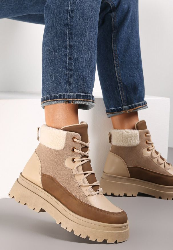 Renee - Ciemnobeżowe Traperki Sznurowane Trapery Janne. Wysokość cholewki: za kostkę. Nosek buta: okrągły. Kolor: beżowy. Materiał: futro. Szerokość cholewki: normalna. Wzór: kolorowy, aplikacja