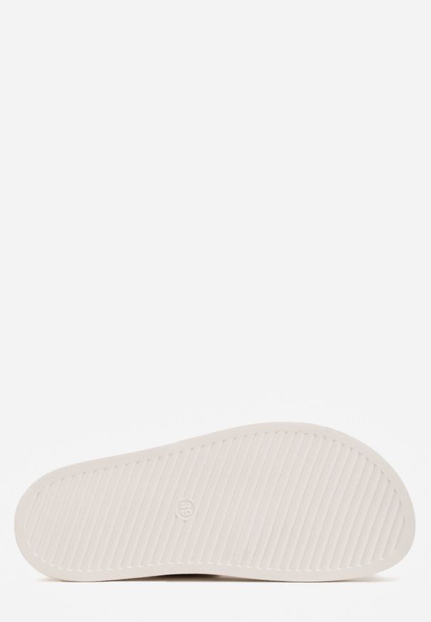 Born2be - Białe Klapki Ozdobione Dwoma Klamrami Sthosaildy. Okazja: na spacer. Kolor: biały. Materiał: satyna. Wzór: aplikacja. Sezon: lato. Styl: boho, elegancki