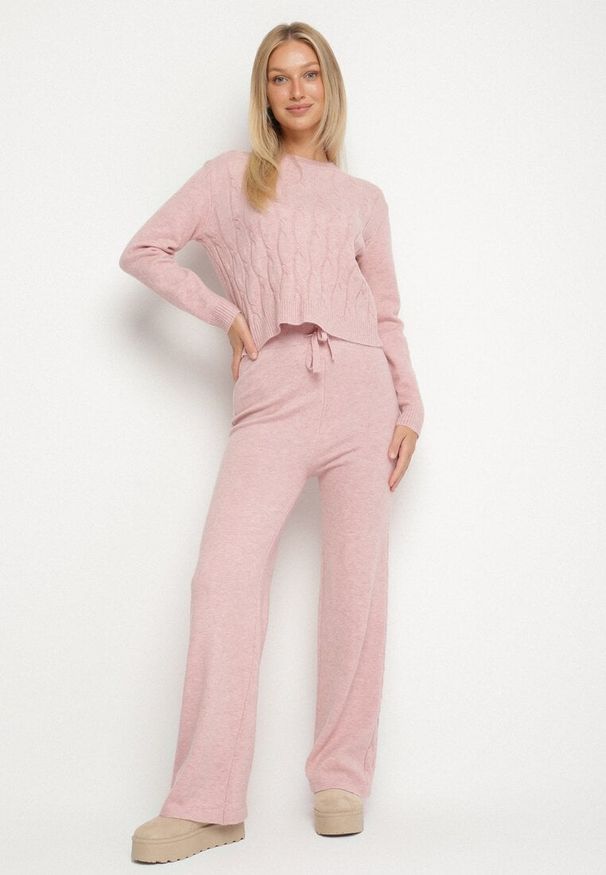 Born2be - Jasnoróżowy Dzianinowy Komplet z Wełną i Bawełną Sweter z Tłoczonym Wzorem i Spodnie Otivra. Kolor: różowy. Materiał: bawełna, dzianina, wełna