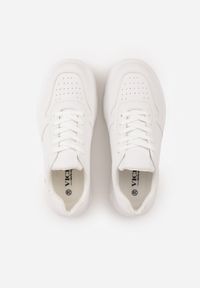 Born2be - Białe Sneakersy VICES na Grubej Tłoczonej Podeszwie Riovelle. Okazja: na co dzień. Kolor: biały. Materiał: jeans #5