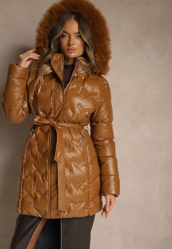 Renee - Brązowa Kurtka Pikowana z Odpinanym Futerkiem i Kapturem Ozdobiona Paskiem Olinesa. Kolor: brązowy. Materiał: futro. Wzór: aplikacja. Styl: klasyczny, elegancki