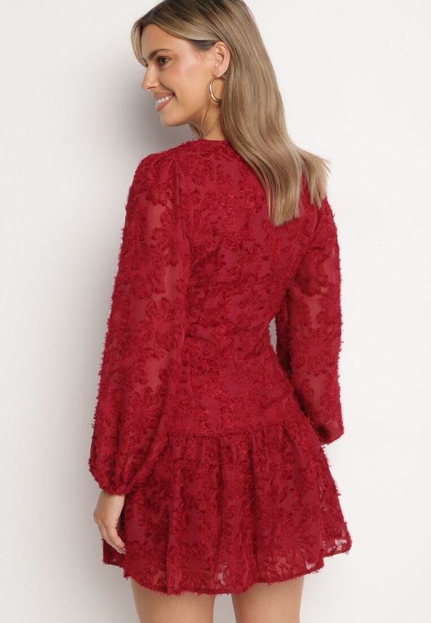 Born2be - Bordowa Koronkowa Sukienka z Kopertowym Dekoltem i Marszczeniami Labisse. Kolor: czerwony. Materiał: koronka. Typ sukienki: kopertowe. Styl: klasyczny