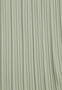 Born2be - Zielone Szerokie Spodnie z Wysokim Stanem ze Zwiewnej Tkaniny z Plisami Galiris. Okazja: do pracy, na co dzień, na spotkanie biznesowe. Stan: podwyższony. Kolor: zielony. Materiał: tkanina. Długość: długie. Styl: elegancki, biznesowy, casual #8