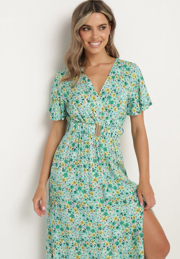 Born2be - Zielona Wiskozowa Sukienka z Kopertowym Dekoltem i Gumką w Pasie z Paskiem i Rozcięciem Vikama. Okazja: na spacer, na imprezę. Typ kołnierza: dekolt kopertowy. Kolor: zielony. Materiał: wiskoza. Typ sukienki: kopertowe. Styl: elegancki