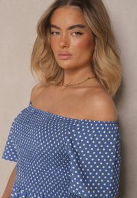 Renee - Niebieska Bawełniana Sukienka o Rozkloszowanym Kroju Zdobiona Printem w Groszki Lisanovia. Okazja: na co dzień. Kolor: niebieski. Materiał: bawełna. Długość rękawa: krótki rękaw. Wzór: aplikacja, nadruk, grochy. Typ sukienki: proste, rozkloszowane. Styl: casual, elegancki #5