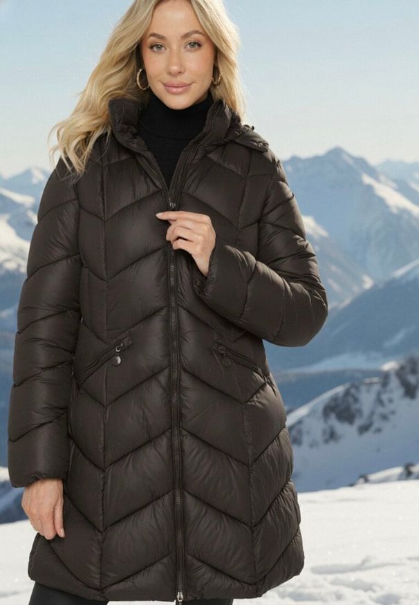 Born2be - Czarna Pikowana Kurtka o Taliowanym Kroju z Kapturem i Futrzaną Podszewką Emithalla. Okazja: na co dzień. Typ kołnierza: kaptur. Kolor: czarny. Materiał: futro. Długość rękawa: długi rękaw. Długość: długie. Styl: klasyczny, casual, elegancki