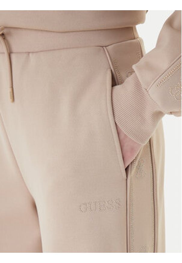 Guess Spodnie dresowe V5BB12 KCX22 Beżowy Regular Fit. Kolor: beżowy. Materiał: syntetyk
