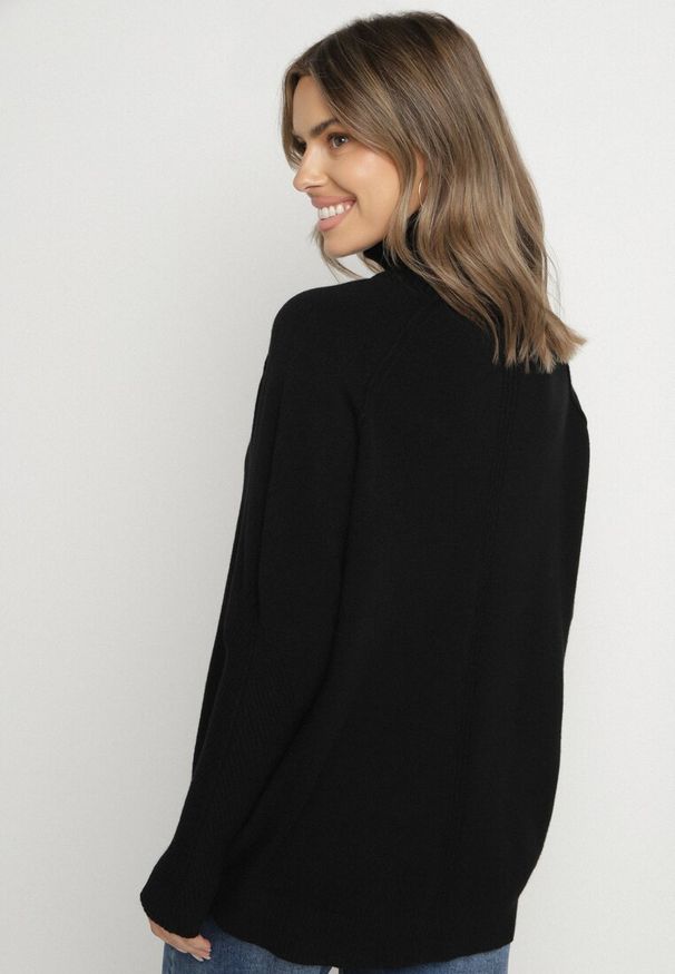 Born2be - Czarny Klasyczny Golf z Dodatkiem Kaszmiru Zoirmosa. Okazja: na co dzień, do pracy, na spotkanie biznesowe. Typ kołnierza: golf. Kolor: czarny. Materiał: kaszmir. Długość rękawa: długi rękaw. Długość: długie. Styl: klasyczny