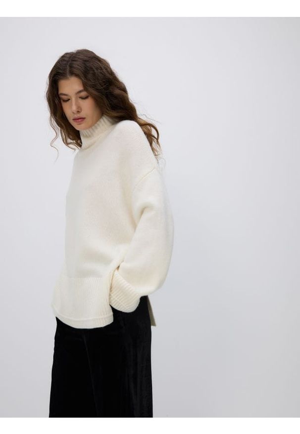 Reserved - Wełniany sweter z golfem - złamana biel. Typ kołnierza: golf. Materiał: wełna