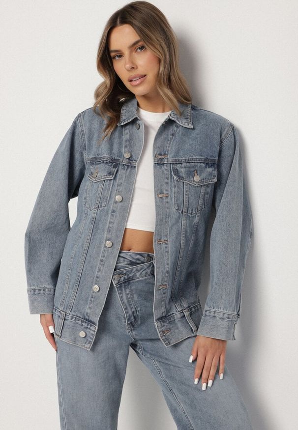 Born2be - Niebieska Kurtka Jeansowa o Klasycznym Kroju Anlarra. Okazja: na co dzień. Kolor: niebieski. Materiał: jeans. Wzór: grochy. Styl: klasyczny