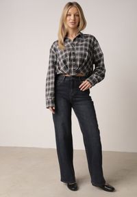 Born2be - Czarna Krótka Bawełniana Koszula w Kratę z Marszczeniem Wenatia. Okazja: na co dzień. Kolor: czarny. Materiał: bawełna. Długość: krótkie. Styl: casual #5