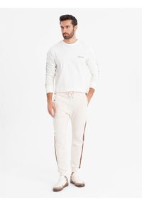 Ombre Clothing - Bawełniany męski longsleeve U-neck z lampasami i nadrukiem na piersi – złamana biel V3 - Rozmiar: XXL. Materiał: bawełna. Długość rękawa: długi rękaw. Wzór: nadruk. Styl: klasyczny, sportowy #10