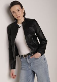 Born2be - Czarna Gładka Kurtka Ramoneska o Taliowanym Kroju Tessalin. Okazja: na co dzień. Kolor: czarny. Materiał: poliester, jeans. Wzór: gładki. Styl: casual #5