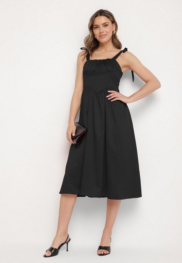 Born2be - Czarna Rozkloszowana Sukienka Vices na Wiązanych Ramiączkach Natavine. Okazja: na imprezę, na co dzień. Typ kołnierza: dekolt kwadratowy. Kolor: czarny. Materiał: poliester, jeans. Długość rękawa: na ramiączkach. Sezon: lato. Styl: casual, klasyczny