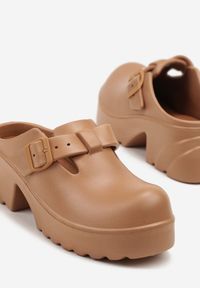 Born2be - Jasnobrązowe Klapki na Grubej Podeszwie z Klamrą Ralunella. Okazja: na co dzień, na spacer. Kolor: brązowy. Materiał: dresówka. Styl: klasyczny, elegancki, casual #5