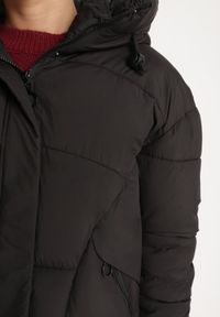 Born2be - Czarna Kurtka Pikowana o Pudełkowym Kroju z Kapturem i Ściągaczami Hediana. Okazja: na co dzień. Typ kołnierza: kaptur. Kolor: czarny. Materiał: jeans, materiał. Długość rękawa: długi rękaw. Długość: długie. Styl: sportowy, casual, elegancki #4