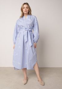 Born2be - Niebieska Pudełkowa Sukienka z Bawełny Zdobiona Haftem i Wiązanym Paskiem Nahssa. Okazja: do pracy, na co dzień, na spotkanie biznesowe, na spacer. Kolor: niebieski. Materiał: bawełna. Wzór: aplikacja, haft. Typ sukienki: proste. Styl: elegancki, biznesowy, casual #1