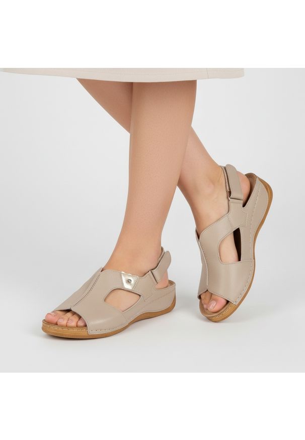 Beżowe Sandały Armodo Skórzane Obuwie Damskie. Okazja: na spacer, na co dzień. Nosek buta: otwarty. Zapięcie: pasek. Kolor: beżowy. Materiał: skóra. Sezon: lato. Styl: casual, elegancki, klasyczny