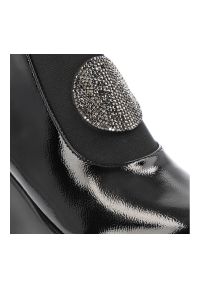 Czarne Botki S.Barski Wygodne Lakierowane Buty Damskie. Okazja: na co dzień. Zapięcie: zamek. Kolor: czarny. Materiał: lakier. Wzór: aplikacja. Obcas: na koturnie. Styl: casual, elegancki #5