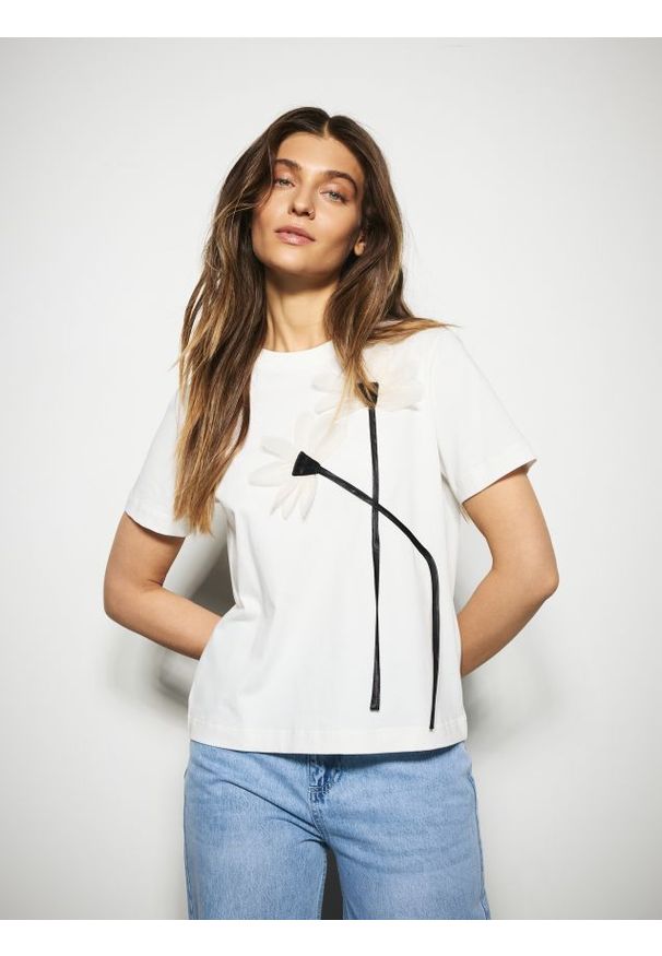 Reserved - T-shirt z aplikacją - biały. Kolor: biały. Materiał: dzianina, bawełna. Wzór: aplikacja. Styl: klasyczny