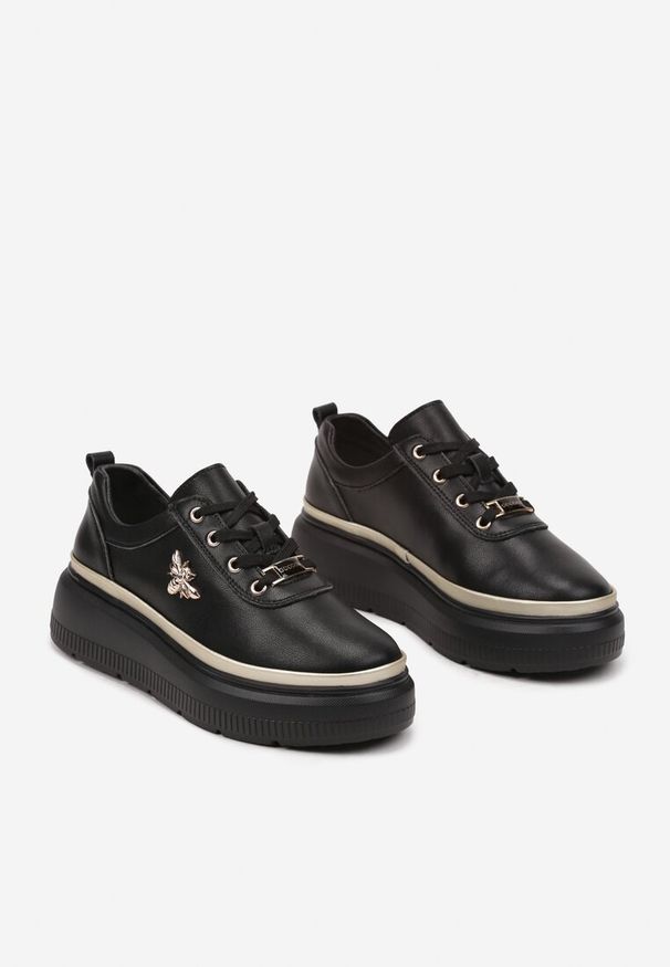Renee - Czarne Sneakersy ze Skóry Naturalnej na Platformie Ozdobione Metaliczną Aplikacją Nerinae. Kolor: czarny. Materiał: skóra. Wzór: aplikacja. Obcas: na platformie
