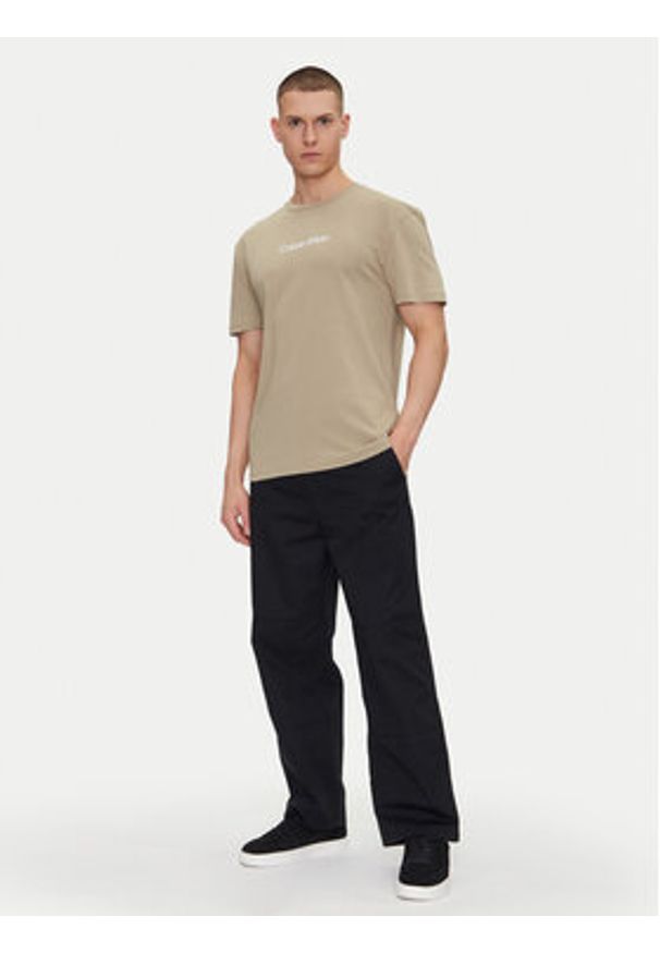 Calvin Klein T-Shirt Hero K10K111346 Beżowy Regular Fit. Kolor: beżowy. Materiał: bawełna