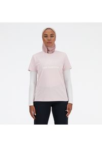 Koszulka damska New Balance WT41816SOI – różowa. Kolor: różowy. Materiał: bawełna. Długość rękawa: krótki rękaw. Długość: krótkie. Wzór: napisy #1