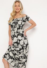 Born2be - Czarno-Biała Sukienka z Wiskozy Typu Hiszpanka z Marszczonym Dekoltem Yelbia. Typ kołnierza: dekolt hiszpanka. Kolor: czarny. Materiał: wiskoza. Wzór: kwiaty #5