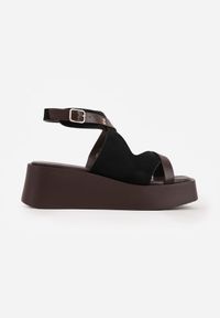 Renee - Czarne Sandały na Platformie i Koturnie z Geometryczną Cholewką i Nitami Amanome. Zapięcie: sprzączka. Kolor: czarny. Wzór: geometria. Sezon: wiosna, lato. Obcas: na koturnie #2