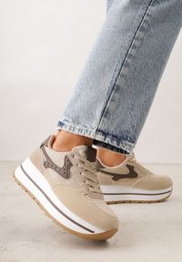 Renee - Beżowe Sneakersy na Platformie z Tweedowym Zdobieniem i Perforacją Dioseleia. Okazja: na co dzień. Kolor: beżowy. Materiał: jeans. Wzór: aplikacja. Obcas: na platformie #4