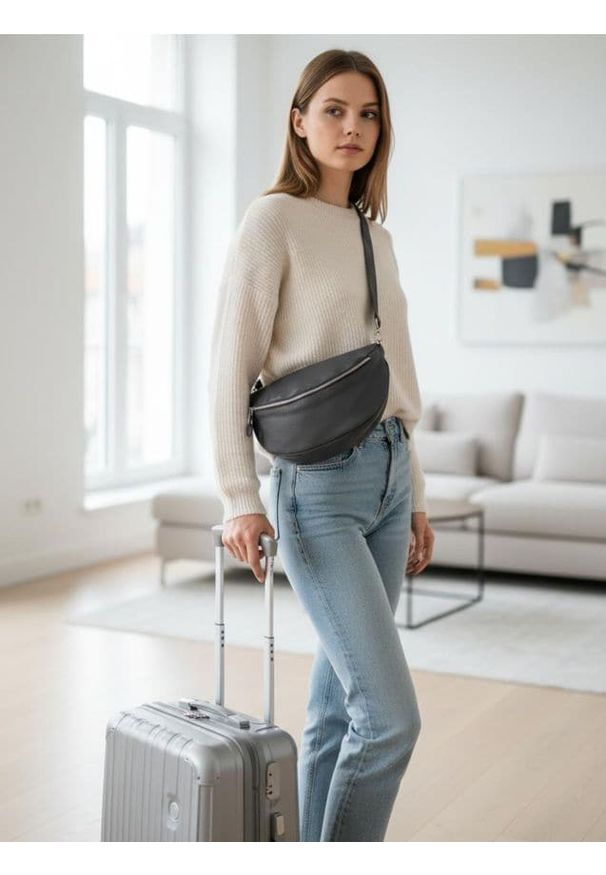 Sinsay - Saszetka nerka na regulowanym pasku z imitacji skóry - czarny. Kolor: czarny. Materiał: skóra