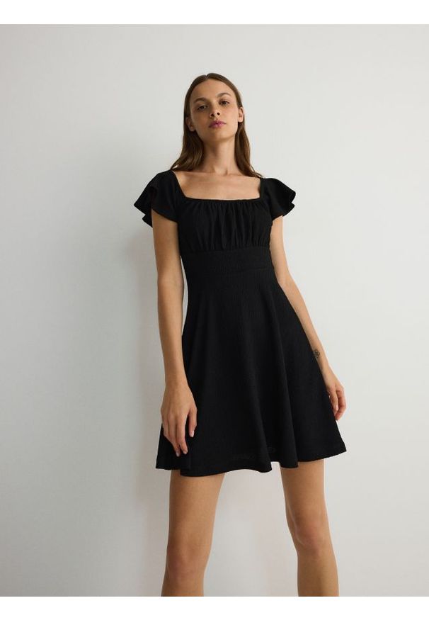Reserved - Sukienka mini z falbanami - czarny. Kolor: czarny. Materiał: tkanina. Styl: klasyczny. Długość: mini