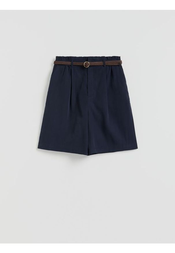 Reserved - Szorty z paskiem - granatowy. Kolor: niebieski. Materiał: wiskoza, tkanina