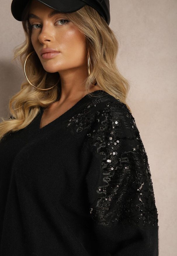 Renee - Czarny Sweter o Kroju Nietoperza Ozdobiony Cekinami i Cyrkoniami Nevarraea. Okazja: na co dzień. Kolor: czarny. Materiał: jeans. Wzór: aplikacja. Styl: elegancki, klasyczny, casual