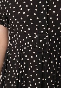 Born2be - Czarna Koszulowa Sukienka z Wiskozy w Groszki z Wiązanym Paskiem w Talii Heless. Okazja: na co dzień, na spacer. Kolor: czarny. Materiał: wiskoza. Wzór: grochy. Typ sukienki: koszulowe. Styl: casual, klasyczny, retro #6