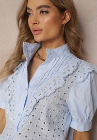 Renee - Jasnoniebieska Koszula z Koronkowej Tkaniny z Haftem i Stójką Mardellia. Typ kołnierza: kołnierzyk stójkowy. Kolor: niebieski. Materiał: koronka, tkanina. Długość rękawa: krótki rękaw. Długość: krótkie. Wzór: haft. Sezon: lato, wiosna