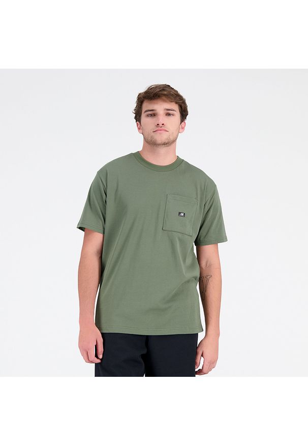 Koszulka męska New Balance MT31542DON – zielona. Kolor: zielony. Materiał: materiał, bawełna. Długość rękawa: krótki rękaw. Długość: krótkie. Wzór: napisy