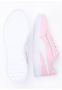 Sneakersy damskie różowe Puma Carina 2.0. Zapięcie: pasek. Kolor: różowy. Materiał: guma, materiał, skóra. Szerokość cholewki: normalna. Sezon: lato. Obcas: na platformie