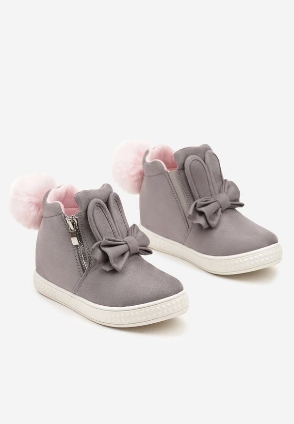 Born2be - Jasnoszare Botki Ozdobione Futrzanym Pomponem i Suwakiem Maziena. Okazja: na spacer, na uczelnię, na co dzień. Kolor: szary. Materiał: futro. Wzór: aplikacja. Styl: klasyczny, casual, elegancki