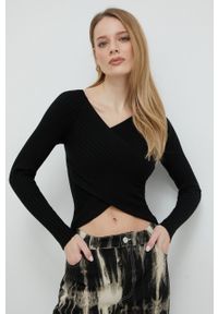 Guess sweter damski kolor czarny lekki. Kolor: czarny. Materiał: włókno, dzianina. Długość rękawa: raglanowy rękaw. Wzór: gładki